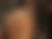 Herrin zeigt ihren wundervollen runden hintern in hauchdünnen, hautfarbenen, glänzenden strumpfhosen, während sie den schwanz mit handschuhen neckt.