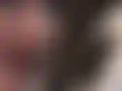 Zungen-teaser mit high heels machen dich wild – herrin vivian mit kurzen haaren und schwarzen latexhandschuhen hält einen sexy weißen stiletto-pumps mit stahlabsatz und neckt den langen absatz mit ihrer zunge.