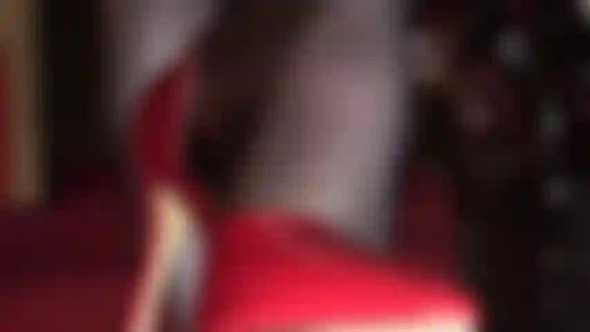 Rote nähte und rote stilettos – diese schwarze strumpfhose ist so unglaublich sexy, mit einer roten naht auf der rückseite, die zu einem umwerfend glänzenden, lippenstiftroten stiletto-pumps führt, den sie lecken können.