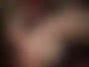 Seidig glänzende strümpfe mit spitzenabschluss und transparente strumpfhosen in nude und weiß.