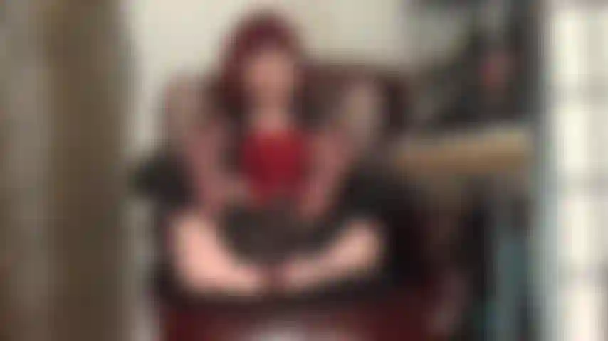 Ob meine stinkenden nylonfüße oder mein leckerer schwarzer schwanz – dein hurenmaul wird ausgefüllt.