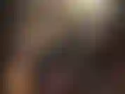 Satinhose, lycra-body, schwarze perücke und lederhut, dazu ein riesiger weißer strapon-schwanz – deine herrin ganz in schwarz mit einem massiven weißen schwanz, mit dem du dich ficken lassen kannst.