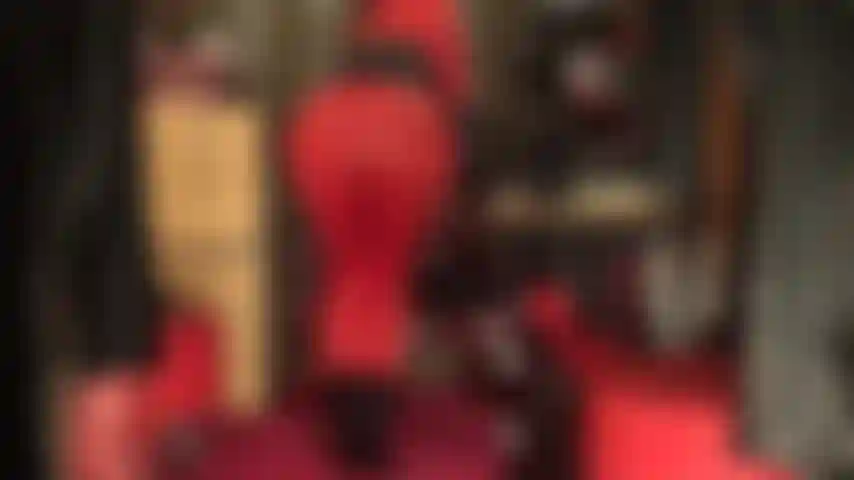 Arschverehrung in roten leggings und strapon-dominanz mit einem 8 zoll langen schwarzen dildo.