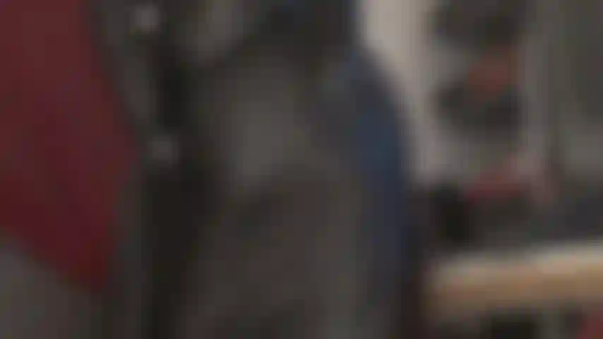 Lust, meinen lederarsch zu küssen? Herrin lässt dich ihren perfekten po in einem langen schwarzen lederrock bewundern, bevor sie deinen hintern mit einem kleinen dildo bearbeitet. Sie wird dich in ihrem lederhandschuh fertigmachen.