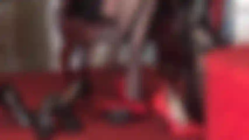 Eine heel-sub. Begib dich zu deinem glücklichen ort an die wundervollen füße der herrin, umgeben von einer auswahl ihrer wunderschönen heels. Dein sklavenschwanz wird von schuhen, füßen und der peitsche der herrin zerquetscht, gereizt und gefoltert.