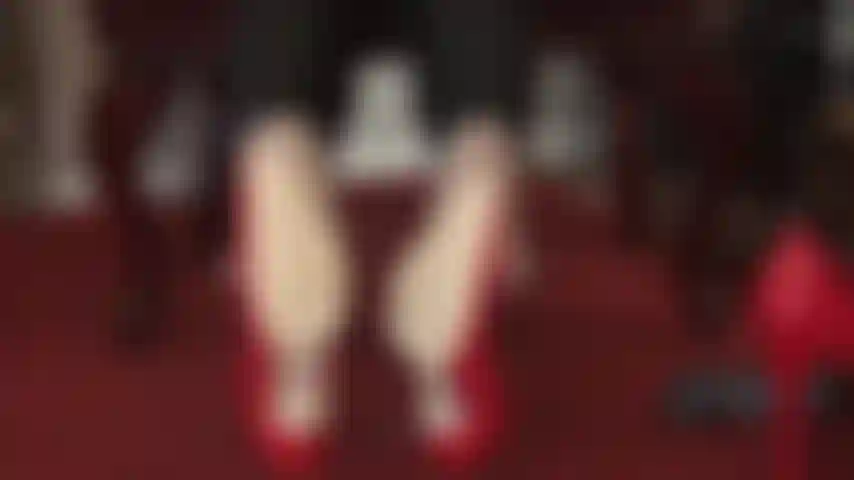 Double-dangling-fetisch – schuhspielspaß mit roten stiletto-pumps mit stahlabsatz.