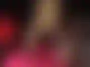 Herrin, neckt einen großen dildo mit ihren unglaublichen extremen plateauschuhen aus chrom und ihren vinylhandschuhen.