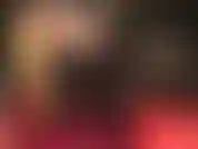 Schön langsam, du musst meine hohen schwarzen lackstiefel und meinen hintern in strumpfhosen und einem vinyl-tanga-bodysuit anbeten.