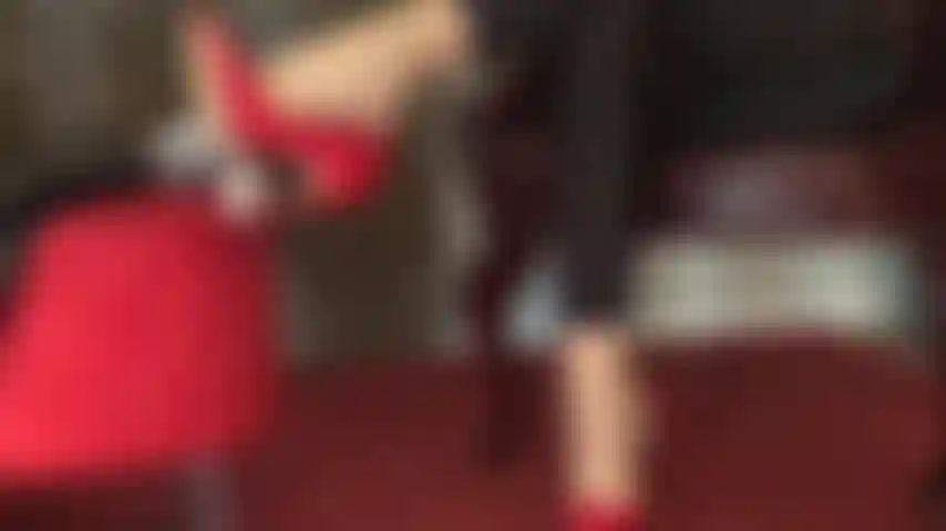 Rote absätze kontrollieren deinen schwanz – die herrin weiß, dass deine größte schwäche ihre tollen füße in glänzenden roten absätzen auf deinem sklavenschwanz sind.