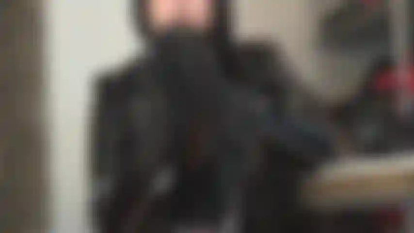 Leder und pvc sind dein größter fetisch. Der look, das gefühl, der geruch. Atme tief ein, werde high und gib dich deinen fetisch-wünschen hin.