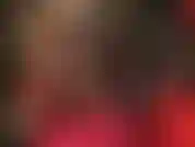 Eine herrin in spitze und satin mit hübschen spitzenstrümpfen über hautfarbenen strumpfhosen. Ihre beine anbetet, indem sie ihren schwanz zwischen diese seidigen nylonschichten gleiten lässt und ihn trockenmelkt …