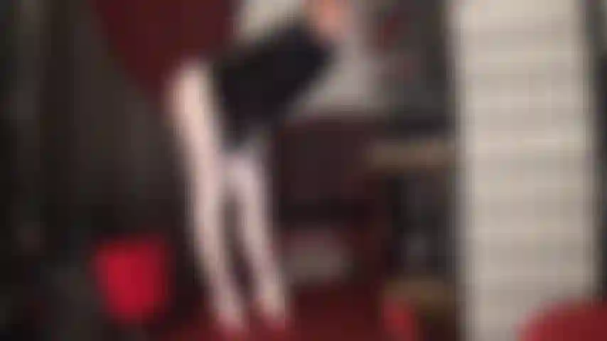 Diese unglaublich langen beine in glänzend weißen leohex-spandex-strumpfhosen gehören dir. Ein langsamer, sinnlicher reiz mit hübschen bögen, sexy absätzen und einem wundervollen hintern inklusive :-).