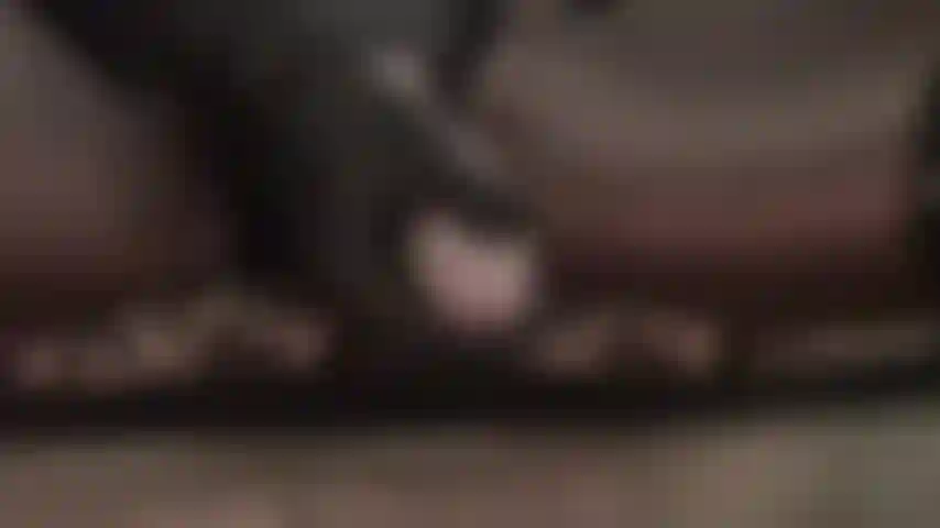 Wie sehr willst du meinen schwanz? – Dein schlampenmund beginnt zu wässern, während ich meinen großen, gebogenen weißen strap-on streichle und die hoden mit meinen lederhandschuhen massiere.