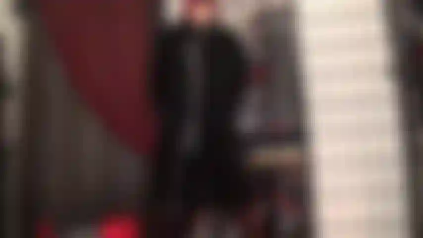 Ihre göttin, gekleidet in schwarzen pelz auf glänzendem pvc.