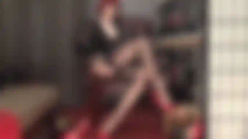 Herrin melkt dich bis zum oberen ende ihrer vollmodischen vintage-nylonstrümpfe.