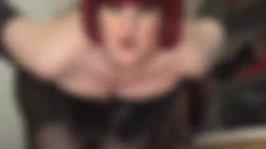 Körperanbetung – ganz in leder gekleidet, verführt die herrin mit ihren wundervollen kurven … korsett-dekolleté, achselhöhlen, zunge, strumpfhosenbeine und hintern.