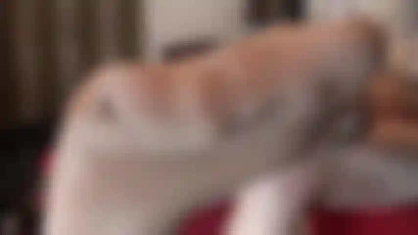 Glänzende hautfarbene strumpfhosen, füße mit spucke.