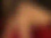 Sexy, überkreuzte beine aus hautfarbenem nylon in roten, glänzenden pumps.