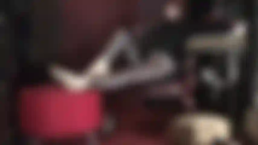 Den füßen wirst du nicht widerstehen können – herrin vivian bringt deinen mund zum sabbern, deinen schwanz zum pochen und deinen puls zum rasen … alles für ihre perfekten fußgewölbe und zehen.