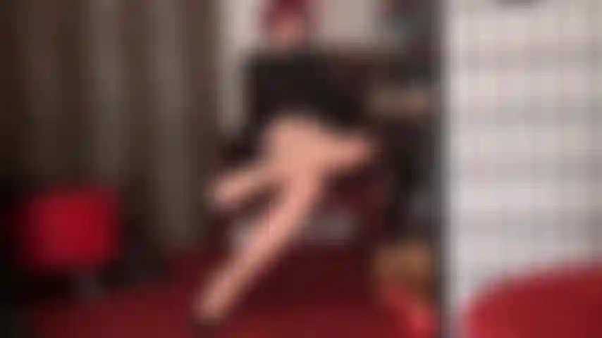 Verführerische strumpfhosenbeine mit nackten nähten – die beine von herrin vivian sind ihre größte schwäche. Schlank, lang und in nylon gehüllt, mit nähten, die bis zu ihrem erstaunlichen hinterteil führen.