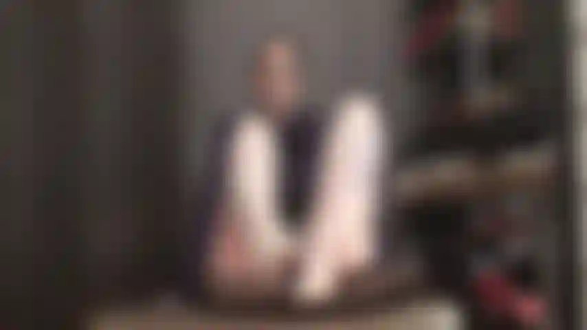 Süchtig nach den wunderschönen strumpfhosenbeinen, füßen und dem strap-on von herrin vivian.