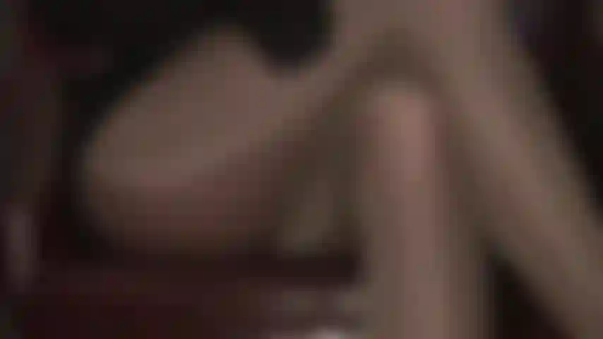 Fetisch für überkreuzte beine in glänzenden nylonschichten – die extrem glänzenden strumpfhosenschenkel mit nähten von herrin vivian machen sie verrückt.