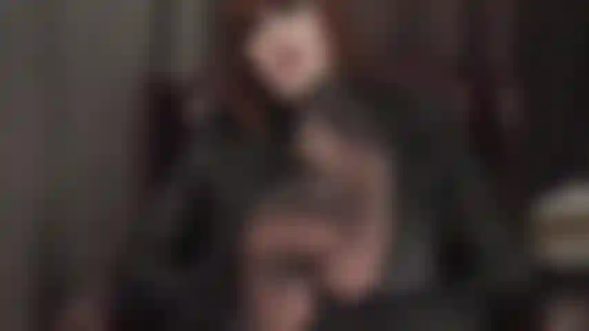 Strumpfhosen-fußdominanz – herrin hat ihre füße hochgelegt und direkt auf dein gesicht gerichtet. Gekreuzte knöchel, hohe fußgewölbe, weiche sohlen und wackelnde zehen. Du sehnst dich danach, unter ihnen zu sein, während die herrin dir direkt in die augen schaut.