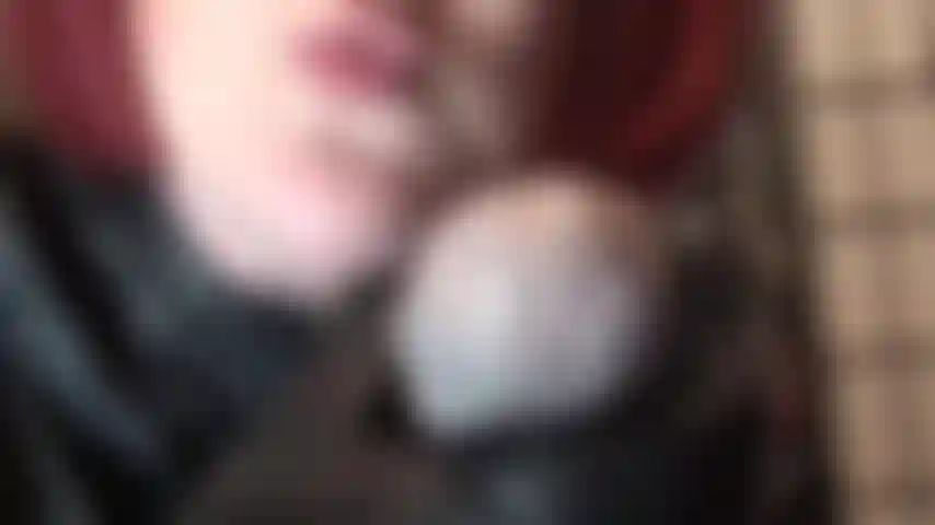 Gemeiner handjob mit lederhandschuhen, arschverehrung und facesitting in lederhosen und strumpfhosen – ihr schwanz wird eine harte tracht prügel einstecken müssen, wenn er von den lederhänden der herrin heftig gemolken wird, wobei der schwerpunkt insbesondere auf der empfindlichen eichel liegt.