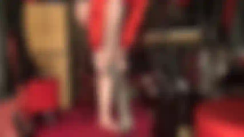 Herrin schlüpft in glänzende graue strumpfhosen und schwarze pumps, um den beinliebhaber damit zu necken.