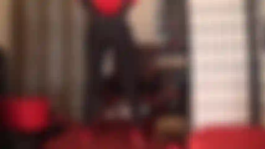 Arschverehrung in rot und schwarz – glänzende schwarze lycra-leggings betonen den runden hintern der herrin.