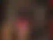 Latexschichten – transparente strümpfe, ein heißes rotes minikleid, schwarze handschuhe und ein schwarzes hemd mit knöpfen. Heiß!