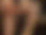 Beine und füße in glänzenden goldenen strumpfhosen und schwarze nylonhandschuhe – bewundern sie die perfekt geformten beine und sexy füße von herrin vivian, während sie glänzende strümpfe übereinander trägt und hauchdünne nylonhandschuhe anzieht.