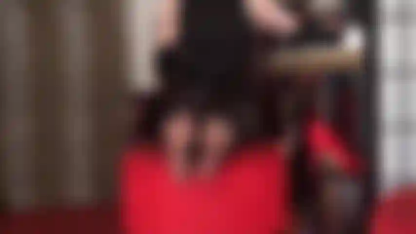 Fußfetischistin – füße wirbeln, zehen wackeln und spreizen sich in sehr durchsichtigen schwarzen strumpfhosen.