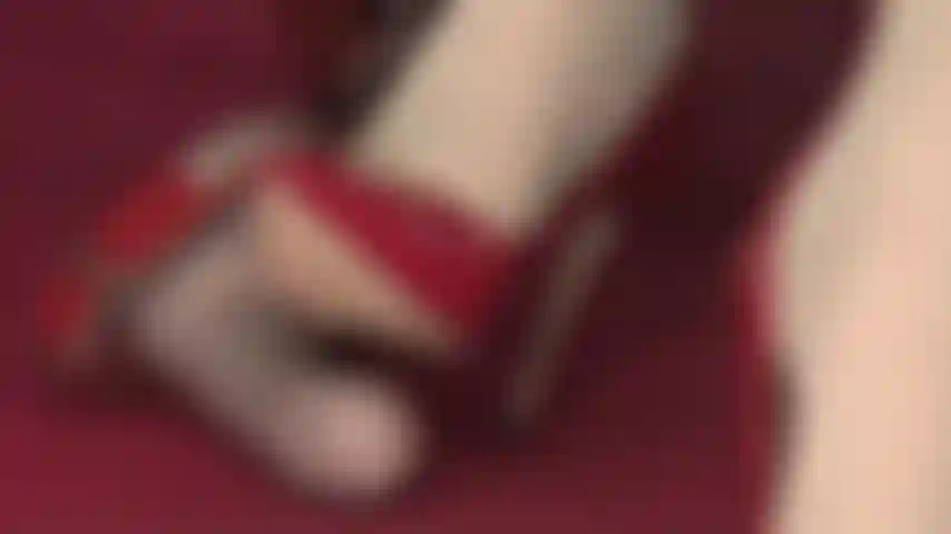 Cbt, trampling, high heels – wie lange hältst du die schwanzfolter der herrin mit roten lederpumps und reitgerte aus?