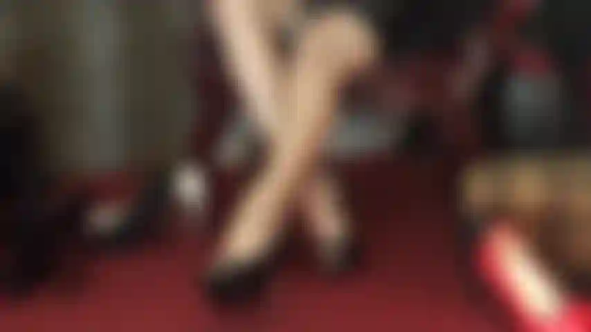 Die pure verführung – übereinandergeschlagene lange beine, die sich in einer hochglanzstrumpfhose schließen und öffnen und zwischendurch verführerische ausblicke gewähren.