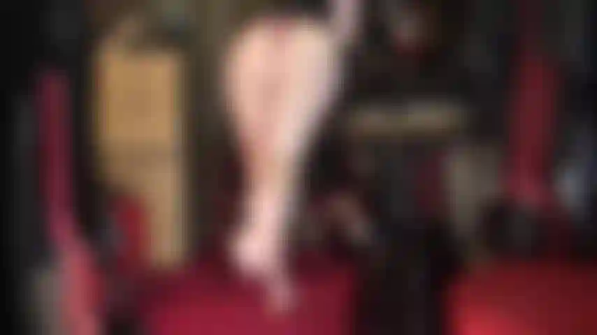 Herrin macht dich schwach und lässt dich nach ihren nackten füßen und ihrem hintern sabbern.