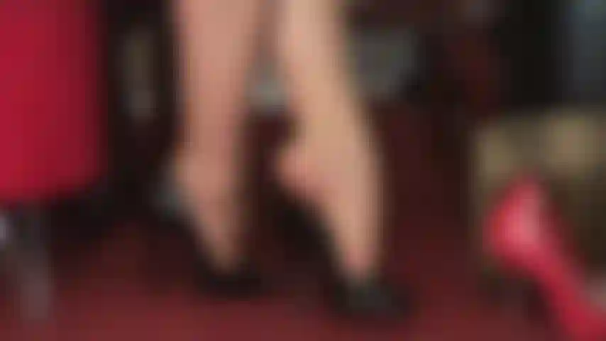 Fußfetischistin, high heels-verehrung, dangling – wunderschöne glänzende schwarze peeptoes baumeln an den zehen der strumpfhose der herrin.