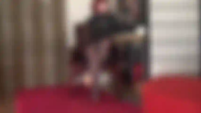 Überkreuzte strumpfhosenbeine sind dein untergang ... Wenn du einmal zwischen ihnen gefangen bist, gibt es kein entkommen. Wie eine schlange, die sich um deinen hals schlingt, wird der griff immer fester ...