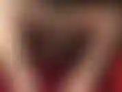 Strapon-dominanz in seidigen nylonschichten, glänzenden satin-overknee-stiefeln und einem lycra-kleid.