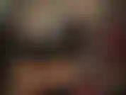 Latex kann nie zu glänzend sein. Sehen sie mir zu, wie ich meinen latex-minirock poliere, um ihn besonders glänzend zu machen.