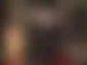 Gekleidet in einen engen, schwarzen latex-catsuit, so glänzend, mit einer mehrlagigen gummibluse. Herrin vivian benutzt ihren sklavenschwanz als werkzeug, um ihr latex auf hochglanz zu polieren, während sie einen dildo darüber reibt.