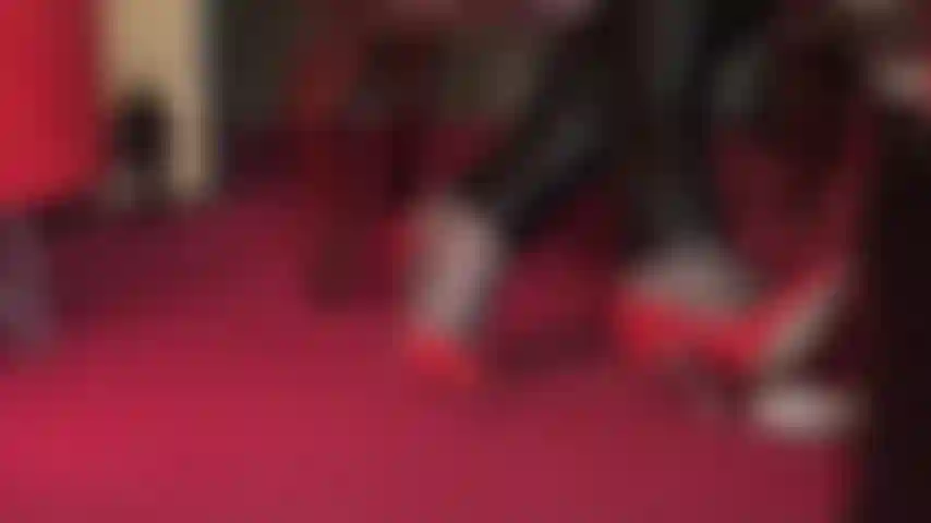 Dein sklavenschwanz braucht ein bisschen süße folter mit meinen roten lackpumps.