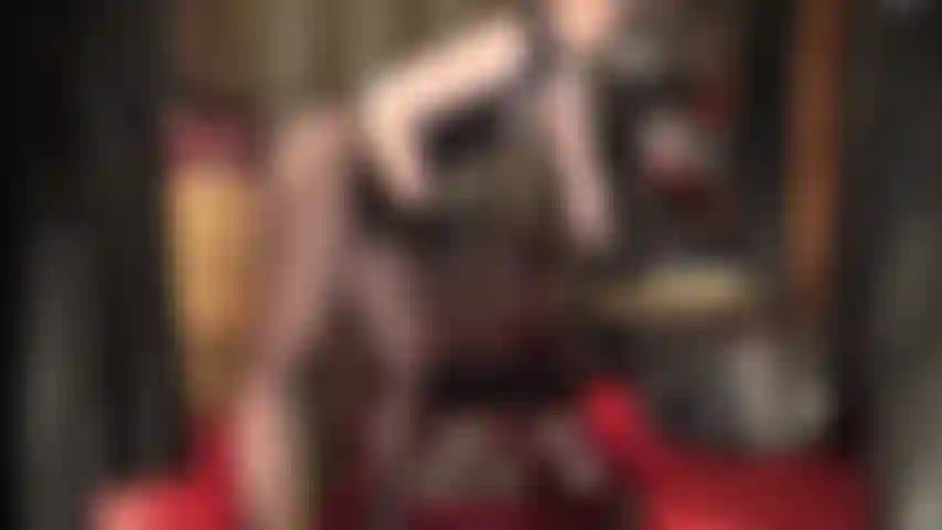 In latex gekleidete göttin schwingt ihren riesigen schwarzen strap-on und zielt direkt auf dein enges fickloch. Verehre meinen tollen körper und meinen riesigen bbc.