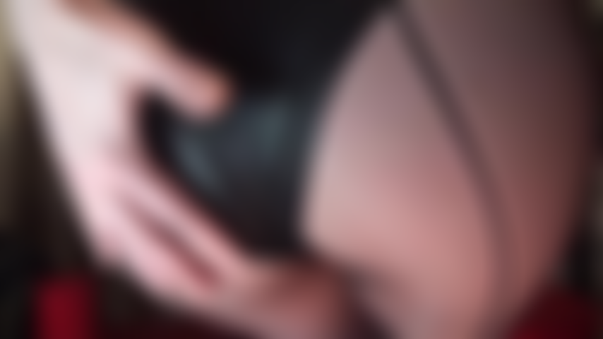 Der himmel in nahtstrumpfhosen – herrin vivian kombiniert schwarze nahtstrumpfhosen mit sexy stilettos und heißen shorts, die immer weiter nach oben gehen. Verehre meinen perfekten hintern und meine perfekten beine.