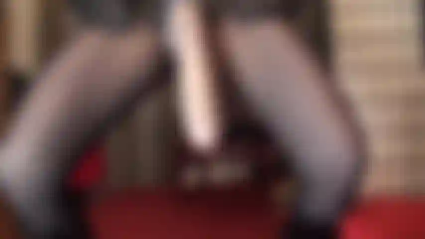 Netzstrümpfe, arschverehrung und ein riesiger schwanz – die herrin verführt und reizt mit ihrem dicken, fleischigen schwanz und arsch in netzstrumpfhosen mit nähten und stößt ihn in ihren offenen mund.