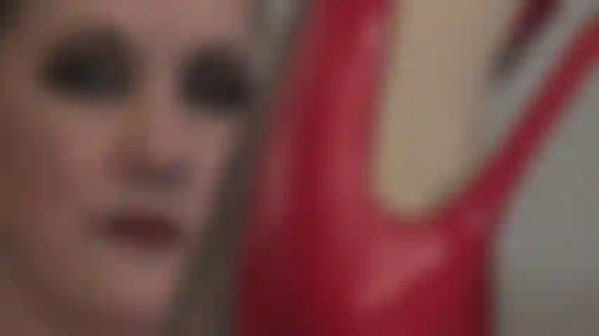 Rote stilettos rauben dir den atem. Jeder deiner gedanken ist erfüllt von dem intensiven verlangen, die absätze der herrin zu küssen und zu lecken.