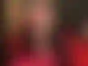 Herrin zeigt ihre sexy baumelnden fähigkeiten in dieser wunderschönen strumpfhose mit strumpfhaltern, einem roten korsett und passenden heißen roten stilettos.