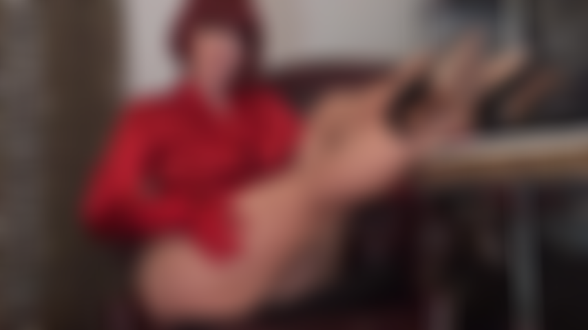 Sexy nylonbeine auf dem tisch, glänzende stilettos, strumpfhosen-fuß-teaser und arschverehrung – herrin vivian weiß genau, dass ihr herz viel schneller schlägt, wenn sie mit ihren strumpfhosenbeinen, -füßen und ihrem arsch neckt.