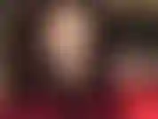 Während du vor ihren glänzenden nylonbeinen kniest, reizt die herrin deinen pochenden sklavenschwanz mit einer reitgerte.