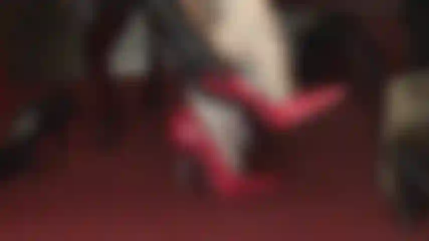 Heels-süchtige – du bist eine absolute heels-fanatikerin. Herrin, füttert deine sucht mit ihren strumpfhosenfüßen und stilettos.